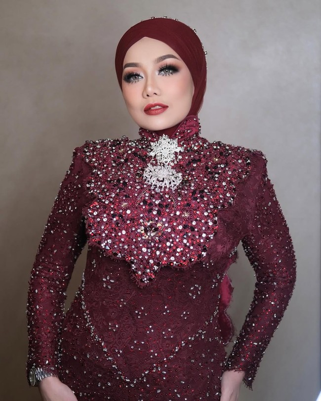 Reza Artamevia tampil selaras dengan keluarga saat menghadiri pernikahan putrinya, Aaliyah Massaid. Ia mengenakan kebaya maroon penuh detail yang mewah disesuaikan dengan konsep adat. Foto: Dok. Instagram