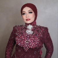 Reza Artamevia tampil selaras dengan keluarga saat menghadiri pernikahan putrinya, Aaliyah Massaid. Ia mengenakan kebaya maroon penuh detail yang mewah disesuaikan dengan konsep adat. Foto: Dok. Instagram