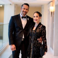 Mieke Amalia dan Tora Sudiro tampil serasi dengan busana bernuansa hitam pekat. Mieke mengenakan kebaya brokat modern yang dipadukan dengan rok songket sehingga tampak elegan dan berkarakter. Sementara itu, Tora melengkapi penampilan sang istri dengan jas senada yang membuat keduanya terlihat serasi. Foto: Dok. Instagram