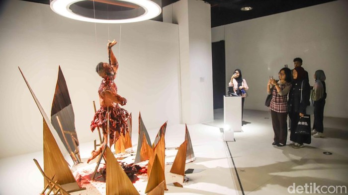 Sejumlah pengunjung menikmati karya seni instalasi dalam pameran Macabre Art Installation Ghost In The Cell di Nirmana Falatehan, kawasan Blok M, Jakarta, Sabtu (16/5/2026). Pameran ini merupakan kolaborasi seniman dengan sutradara film horor Indonesia, Joko Anwar.