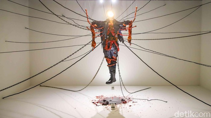 Sejumlah pengunjung menikmati karya seni instalasi dalam pameran Macabre Art Installation Ghost In The Cell di Nirmana Falatehan, kawasan Blok M, Jakarta, Sabtu (16/5/2026). Pameran ini merupakan kolaborasi seniman dengan sutradara film horor Indonesia, Joko Anwar.