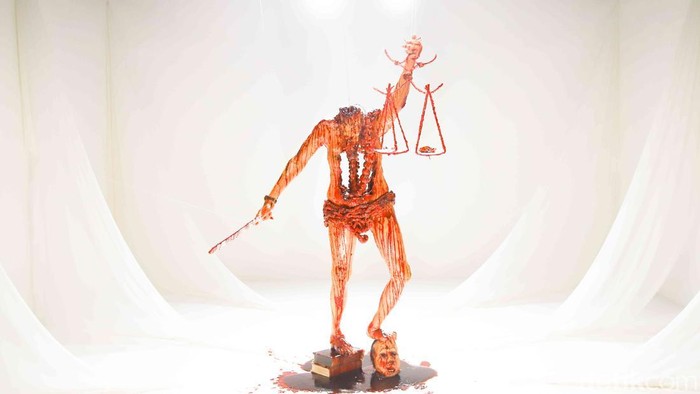 Sejumlah pengunjung menikmati karya seni instalasi dalam pameran Macabre Art Installation Ghost In The Cell di Nirmana Falatehan, kawasan Blok M, Jakarta, Sabtu (16/5/2026). Pameran ini merupakan kolaborasi seniman dengan sutradara film horor Indonesia, Joko Anwar.