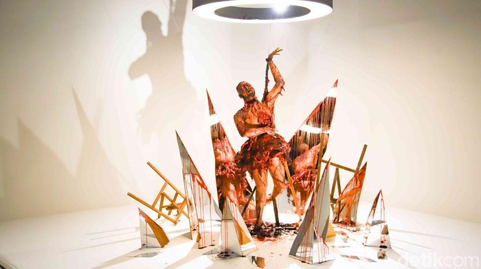 Sejumlah pengunjung menikmati karya seni instalasi dalam pameran Macabre Art Installation Ghost In The Cell di Nirmana Falatehan, kawasan Blok M, Jakarta, Sabtu (16/5/2026). Pameran ini merupakan kolaborasi seniman dengan sutradara film horor Indonesia, Joko Anwar.