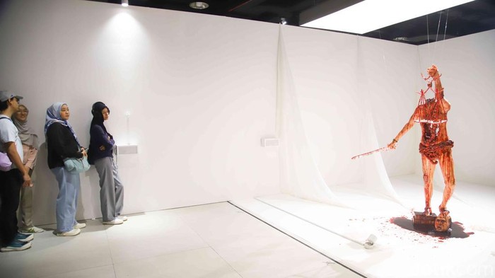 Sejumlah pengunjung menikmati karya seni instalasi dalam pameran Macabre Art Installation Ghost In The Cell di Nirmana Falatehan, kawasan Blok M, Jakarta, Sabtu (16/5/2026). Pameran ini merupakan kolaborasi seniman dengan sutradara film horor Indonesia, Joko Anwar.
