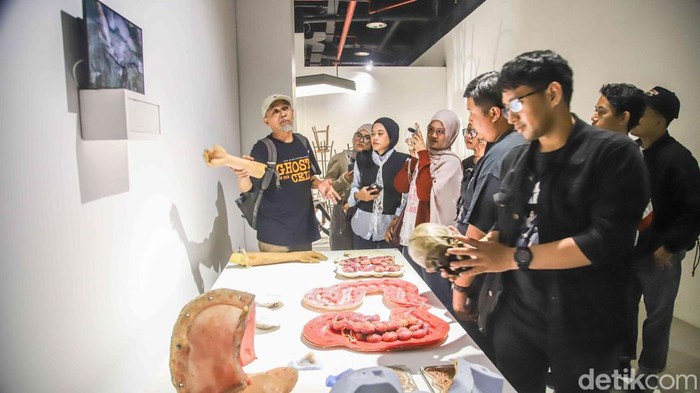 Sejumlah pengunjung menikmati karya seni instalasi dalam pameran Macabre Art Installation Ghost In The Cell di Nirmana Falatehan, kawasan Blok M, Jakarta, Sabtu (16/5/2026). Pameran ini merupakan kolaborasi seniman dengan sutradara film horor Indonesia, Joko Anwar.