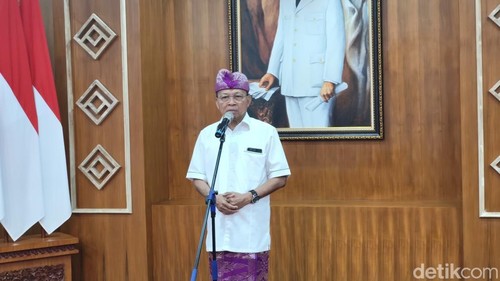 Gubernur Bali Wayan Koster dalam acara Launching Ucapan dan Salam serta apresiasi dan ajakan Gubernur Bali kepada Wisatawan Asing di Jayasabha, Denpasar, Sabtu (16/5/2026). (Fabiola Dianira)