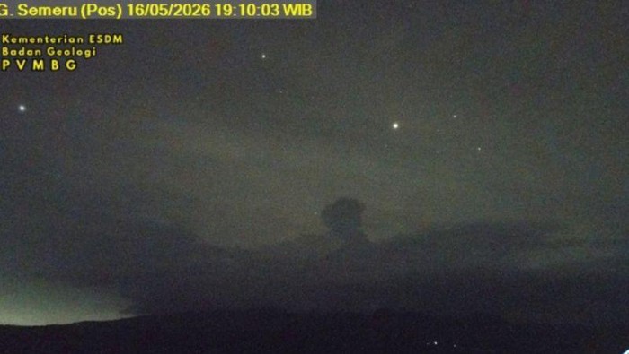 Gunung Semeru erupsi disertai awan panas guguran pada Sabtu (16/5/2026) malam.