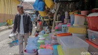 Kenaikan juga terjadi pada produk gelas bening plastik yang sebelumnya dibanderol Rp 70 ribu kini naik menjadi Rp 90 ribu per lusin. Sementara piring melamin mengalami kenaikan dari Rp 66 ribu menjadi Rp 72 ribu per lusin.
