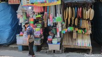 Pedagang menyebut lonjakan harga dipicu kondisi ekonomi global yang berdampak pada harga bahan baku plastik dan alumunium. Selain itu, biaya logistik dan distribusi barang dari pemasok juga ikut meningkat sehingga mempengaruhi harga jual di tingkat pasar.