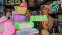 Pedagang menata barang dagangannya di salah satu toko peralatan rumah tangga di kawasan Pasar Jatinegara, Bali Mester, Jakarta Timur. Sejumlah perabot rumah tangga berbahan plastik, alumunium hingga melamin mengalami kenaikan harga dalam beberapa bulan terakhir akibat melonjaknya biaya bahan baku dan distribusi.