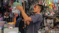 Berdasarkan keterangan pedagang, kenaikan harga terjadi pada berbagai jenis barang kebutuhan rumah tangga. Panci alumunium tercatat naik sekitar 20 persen, sementara kain pel plastik yang sebelumnya dijual Rp 20 ribu kini menjadi Rp 25 ribu per buah.