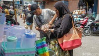 Menurut pedagang, kondisi pasar saat ini semakin berat karena harga barang dari reseller maupun toko daring tidak jauh berbeda dengan harga grosir di Pasar Jatinegara. Situasi tersebut membuat persaingan penjualan semakin ketat di tengah daya beli masyarakat yang belum sepenuhnya pulih.