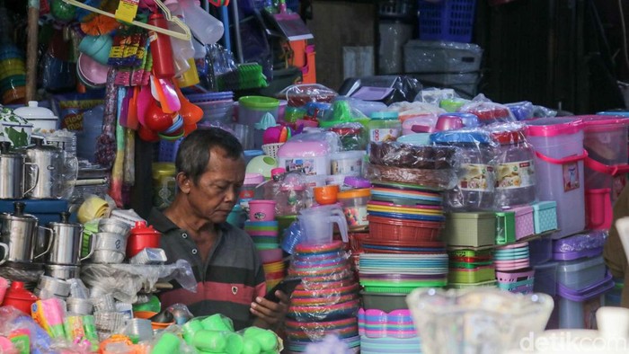 Pedagang menata gelas bening plastik di salah satu toko peralatan rumah tangga di kawasan Pasar Jatinegara, Bali Mester, Jakarta Timur. Sejumlah perabot rumah tangga berbahan plastik, alumunium hingga melamin mengalami kenaikan harga dalam beberapa bulan terakhir akibat melonjaknya biaya bahan baku dan distribusi.