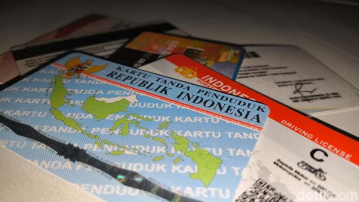 Ilustrasi KTP dan SIM.