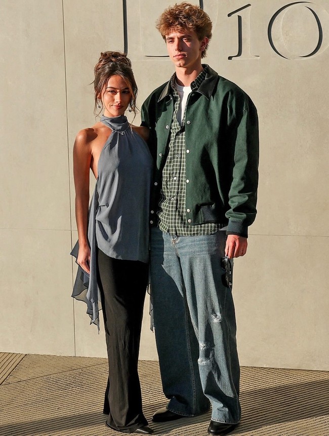 Dalam kesempatan itu, Jayden bersama pacarnya, Gabrielle, memadukan celana jeans, sepatu pantofel hitam, serta kacamata hitam di Museum Seni Los Angeles County (LACMA). Foto: Instagram @jjayden_james