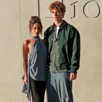 Dalam kesempatan itu, Jayden bersama pacarnya, Gabrielle, memadukan celana jeans, sepatu pantofel hitam, serta kacamata hitam di Museum Seni Los Angeles County (LACMA). Foto: Instagram @jjayden_james