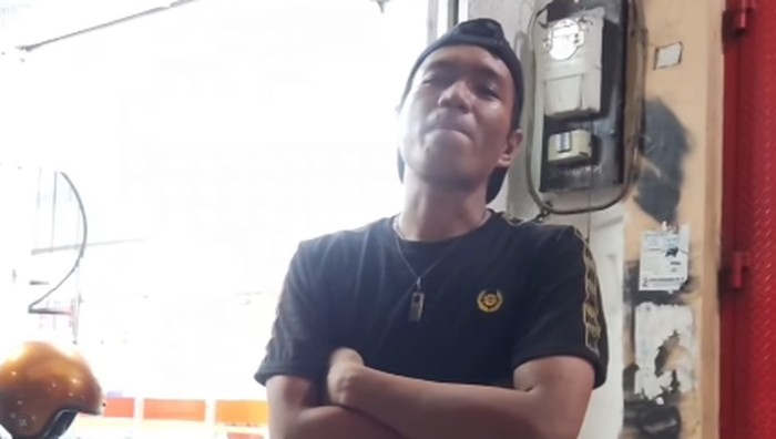Jukir paksa pengendara bayar parkir di minimarket Makassar.