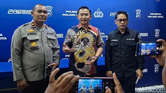 Kasatreskrim Polresta Malang Kota AKP Rahmad Aji Prabowo (tengah).