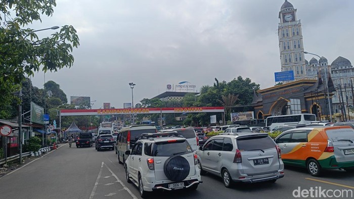 Kawasan Puncak, Bogor dipadati kendaraan, pada Sabtu (16/5/2026) pagi ini. One way diberlakukan.
