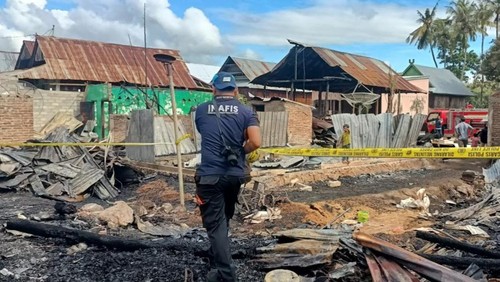 Tim Inafis Polres Bima melakukan olah TKP kebakaran 17 rumah dan gudang di Desa Lido, Kecamatan Belo, Kabupaten Bima, NTB pada Sabtu (16/5/2026).