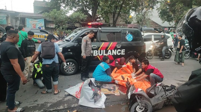 Kecelakaan melibatkan 2 anak yang berboncengan motor dengan truk molen. Kedua anak meninggal terlindas truk.