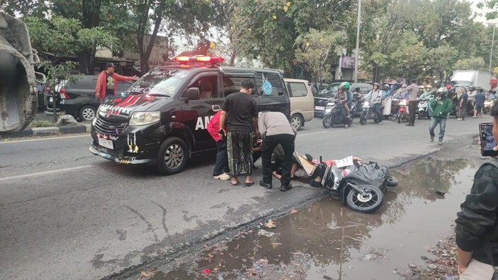 Kecelakaan melibatkan 2 anak yang berboncengan motor dengan truk molen. Kedua anak meninggal terlindas truk.