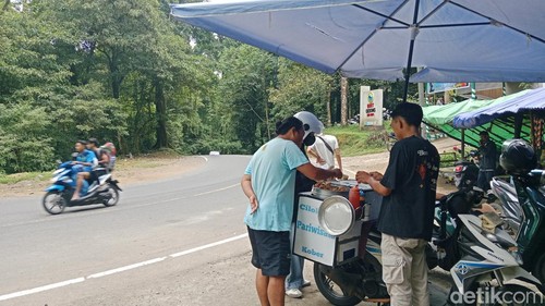 Kober alias Saril Rasyidi ketika berjualan di pinggir jalan jalur Sembalun, Lombok Timur, NTB, Sabtu (16/5/2026)