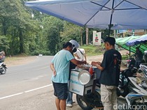 Gaya Jualan Barbar Kober Malah Bikin Ciloknya Laris di Sembalun