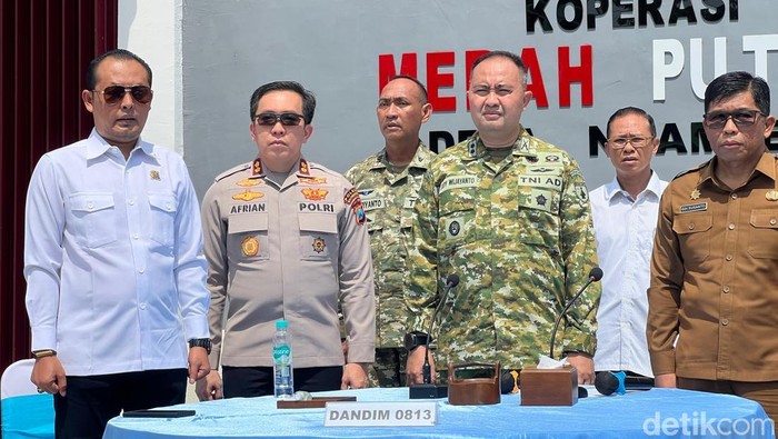 Komandan Kodim 0813 Bojonegoro, Letkol Inf Dedy Dwi Wijayanto bersama Kapolres AKBP Afrian Satya Permadi, ketua DPRD Abdulloh Umar dan Sekda Edi Susanto