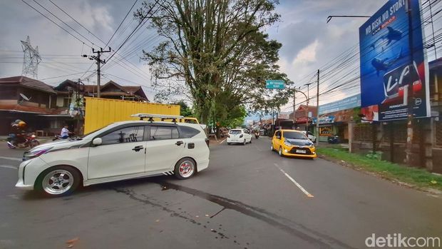 Kondisi arus lalu lintas menuju objek wisata Ciwidey di Pertigaan Sadu, Soreang, Kabupaten Bandung, Sabtu (16/5/2026) Kondisi arus lalu lintas menuju objek wisata Ciwidey di Pertigaan Sadu, Soreang, Kabupaten Bandung, Sabtu (16/5/2026)