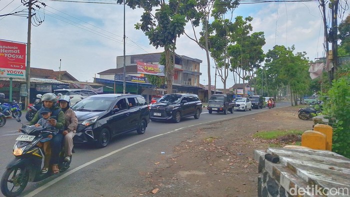 Kondisi arus lalu lintas menuju objek wisata Ciwidey di Pertigaan Sadu, Soreang, Kabupaten Bandung, Sabtu (16/5/2026)