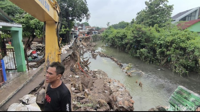 Kondisi talud Sungai Cilandak dan Jalan Jembawan 1, Kelurahan Kalibanteng Kulon, Semarang Barat, remuk, Sabtu (16/5/2026).
