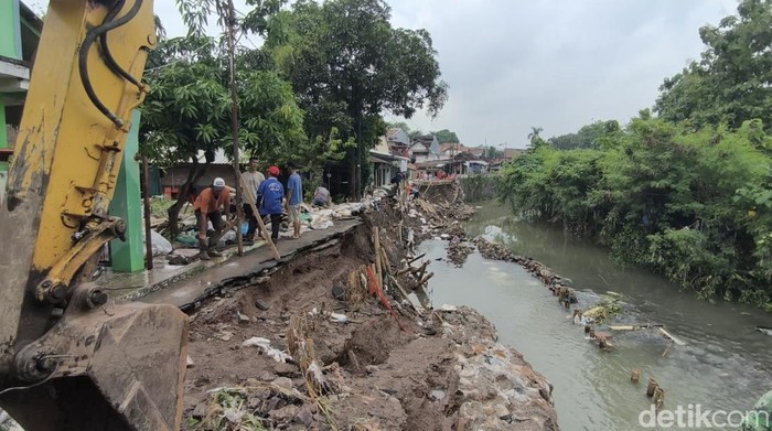 Kondisi talud Sungai Cilandak di Kelurahan Kalibanteng Kulon, Kecamatan Semarang Barat, Kota Semarang hancur usai hujan deras, Jumat (15/5/2026). Foto diambil Sabtu (16/5).