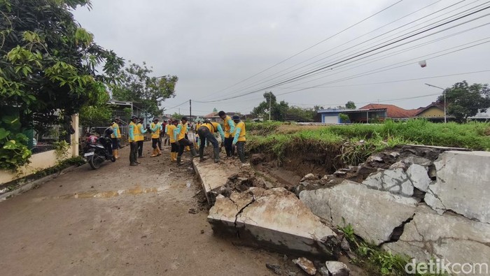 Kondisi tanggul jebol di Sungai Plumbon Mangunharjo, RT 1 RW 1, Kelurahan Mangkang Kulon, Kecamatan Tugu, Kota Semarang, Sabtu (16/5/2026).