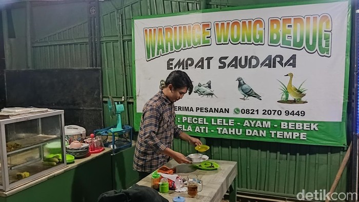 lapak pecel milik Irsam di Desa Segeran Kidul, Kecamatan Juntinyuat, Kabupaten Indramayu.