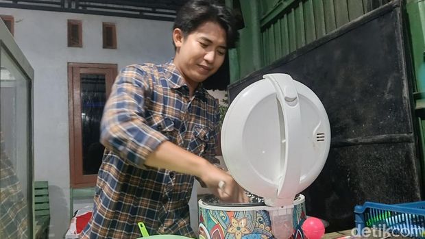 lapak pecel milik Irsam di Desa Segeran Kidul, Kecamatan Juntinyuat, Kabupaten Indramayu. lapak pecel milik Irsam di Desa Segeran Kidul, Kecamatan Juntinyuat, Kabupaten Indramayu.