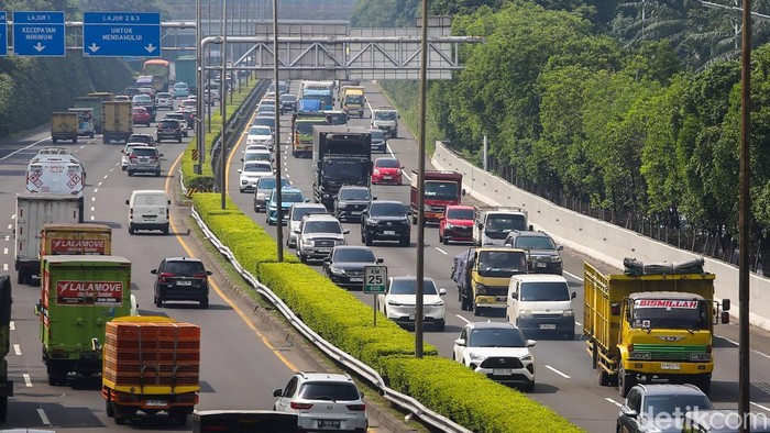 Sejumlah kendaraan melintas di Tol Dalam Kota Jakarta, Sabtu (16/5/2026).