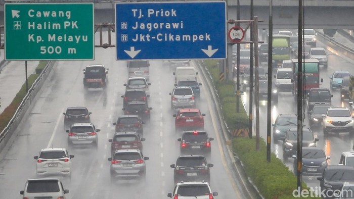 Sejumlah kendaraan melintas di Tol Dalam Kota Jakarta, Sabtu (16/5/2026).