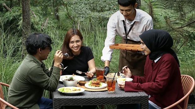 Kafe nuansa pohon pinus di Bandung.