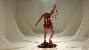 Joko menjelaskan jika ini menjadi kritik untuk pemerintah melalui beberapa karya.