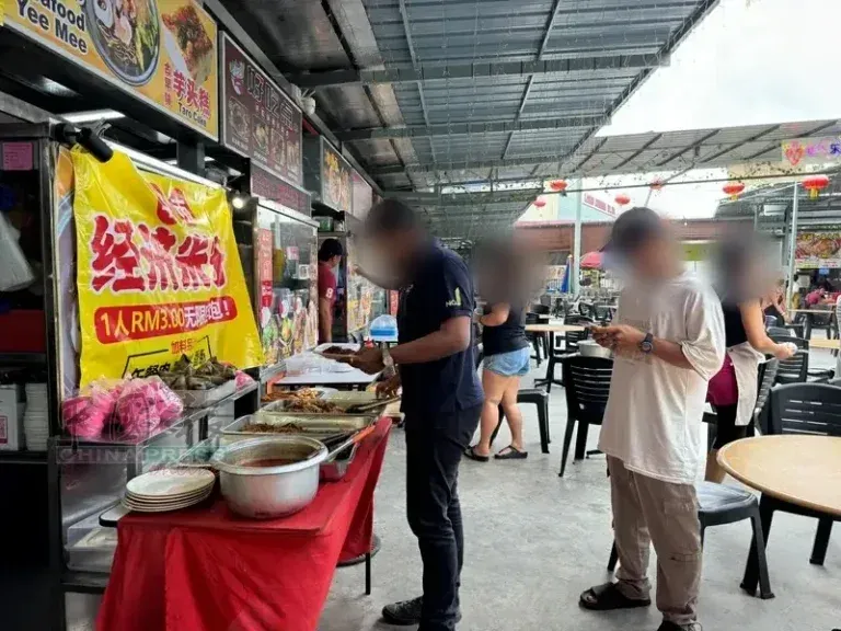 Terharu! Mantan Chef Ini Buka Warung Makan Rp 13 Ribu demi Bantu Warga