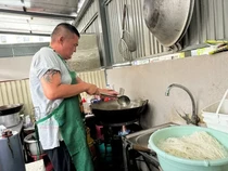 Terharu! Mantan Chef Ini Buka Warung Makan Rp 13 Ribu demi Bantu Warga