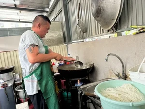 Terharu! Mantan Chef Ini Buka Warung Makan Rp 13 Ribu demi Bantu Warga