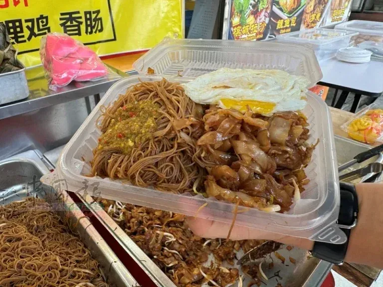 Terharu! Mantan Chef Ini Buka Warung Makan Rp 13 Ribu demi Bantu Warga