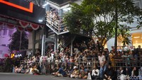 Warga Kota Surabaya terlihat menehui Jalan Tunjungan yange menjadi rute Parade Surabaya Vaganza. Bahkan mereka juga menehui Jembatan Penyebrangan Orang (JPO).