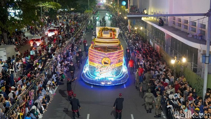 Meriahnya Parade Surabaya Vaganza 2026