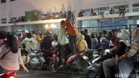 4. Antusiasme warga terlihat begitu besar hingga sejumlah orang nekat naik ke atas bangunan dan berdiri di atas motor demi menyaksikan kemeriahan Surabaya Vaganza.