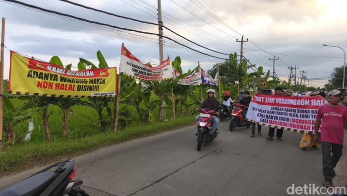 Aksi demo warga Dukuh Sudimoro, Desa Parangjoro, Grogol, Sukoharjo, yang menolak Warung Mie dan Babi Pinggir Sawah, Sabtu (16/5/2026).