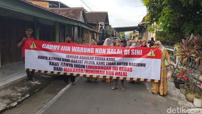 Aksi demo warga Dukuh Sudimoro, Desa Parangjoro, Grogol, Sukoharjo, yang menolak Warung Mie dan Babi Pinggir Sawah, Sabtu (16/5/2026).