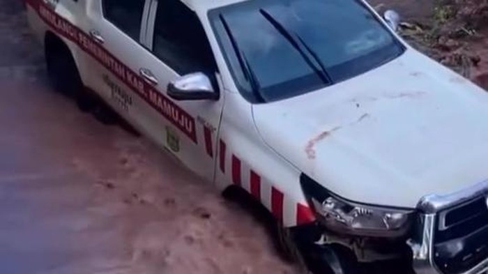 Mobil ambulans terjebak di jalan terdampak longsor di Kalumpang, Mamuju, Sulawesi Barat,